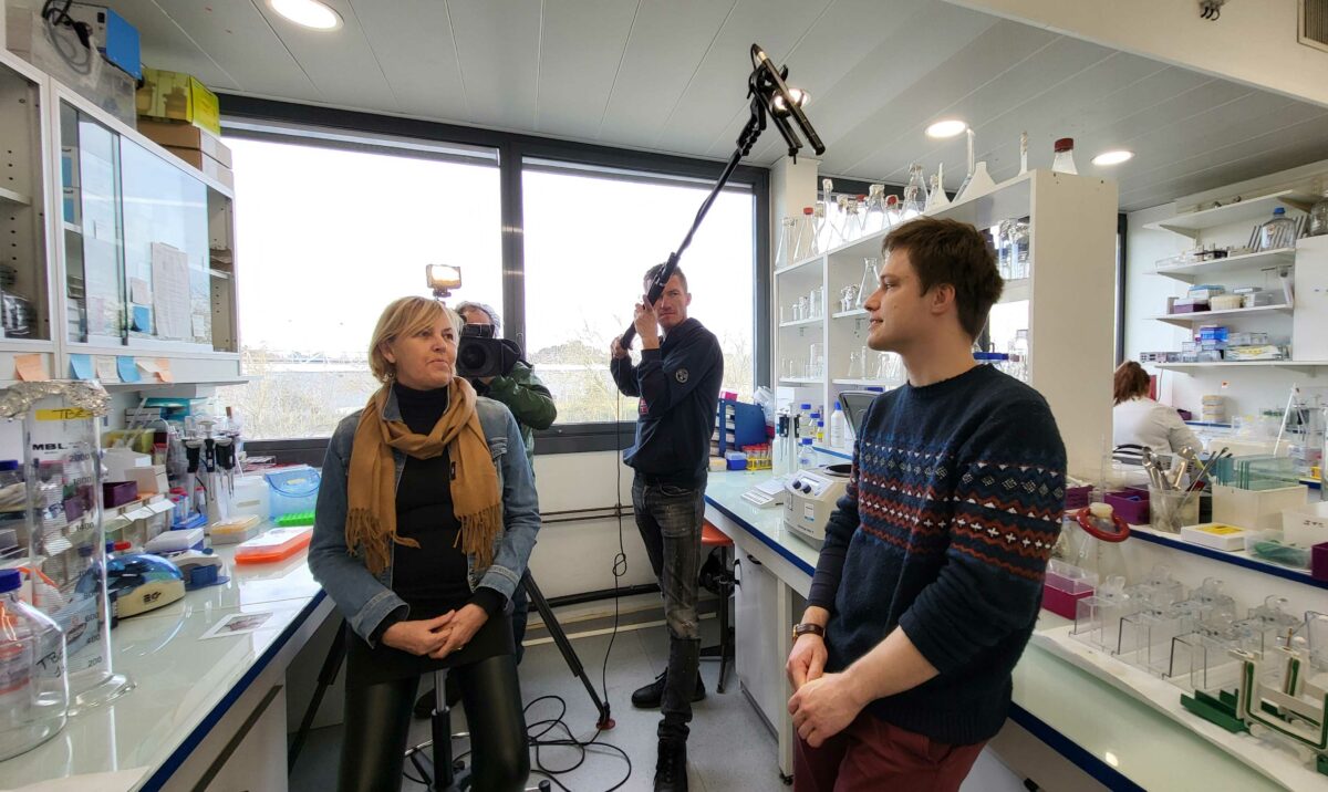 La radio-télévision de la Slovénie RTV filme des scientifiques au CBM