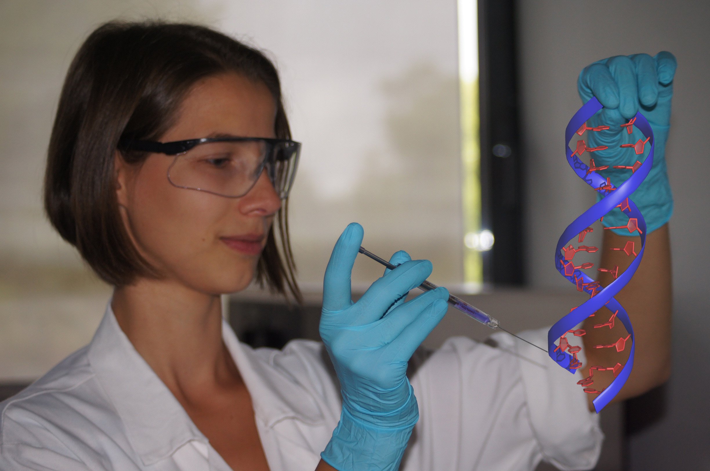 Person injecting DNA - copyright Marylène Bertrand